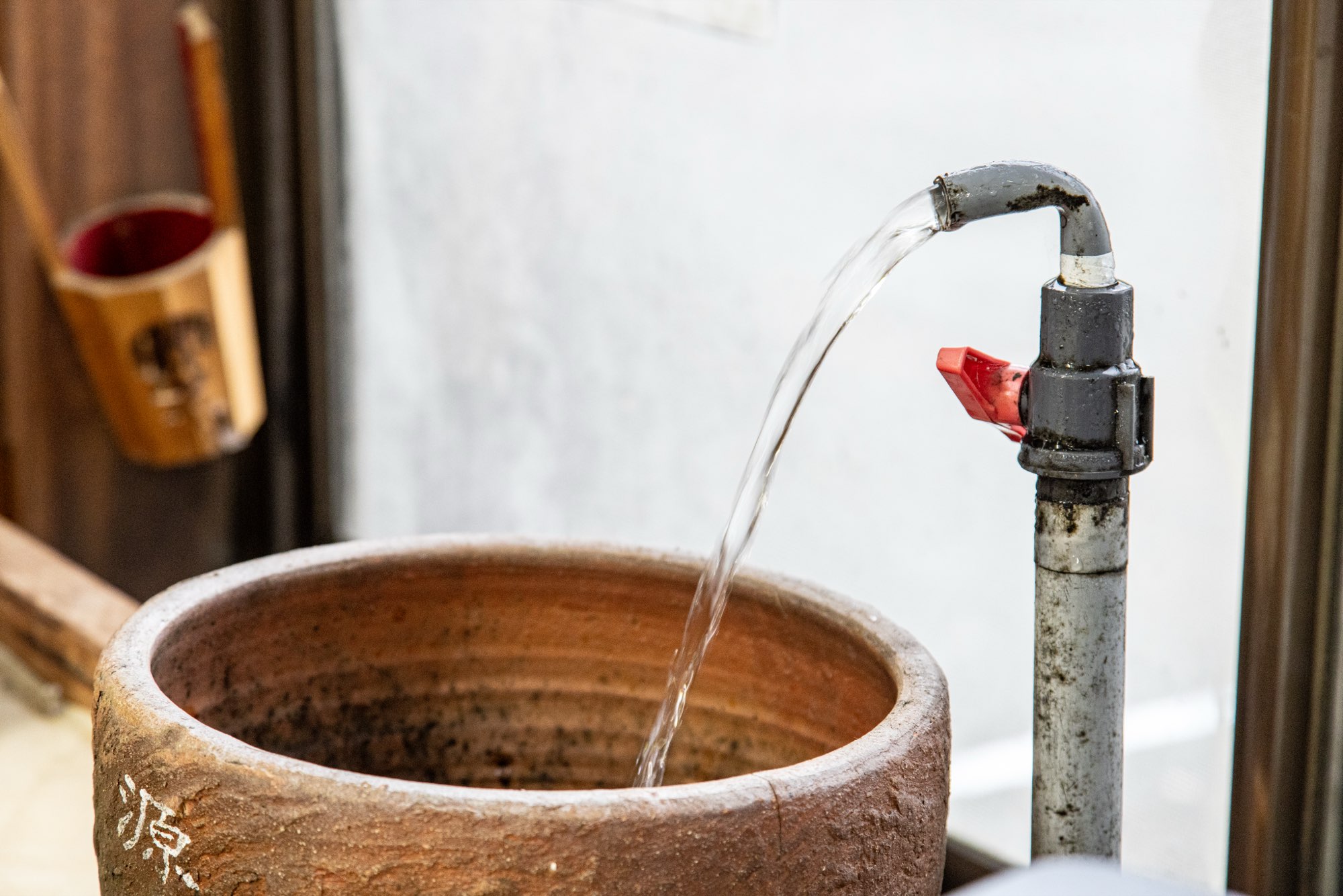 かめに注ぐ水