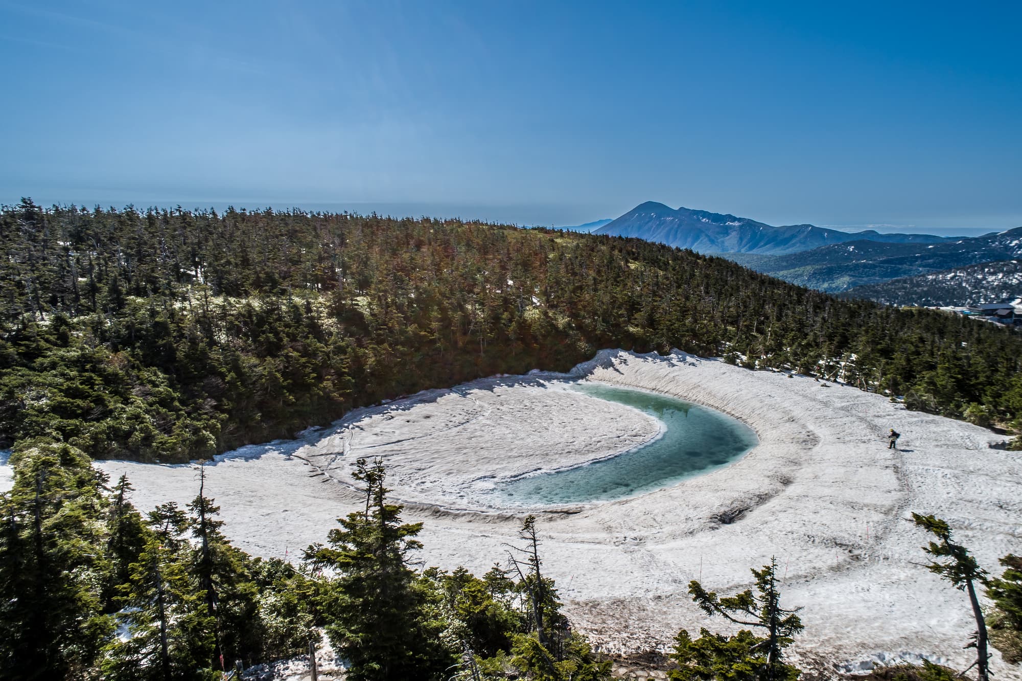 雪解けの鏡沼（八幡平ドラゴンアイ）の空撮