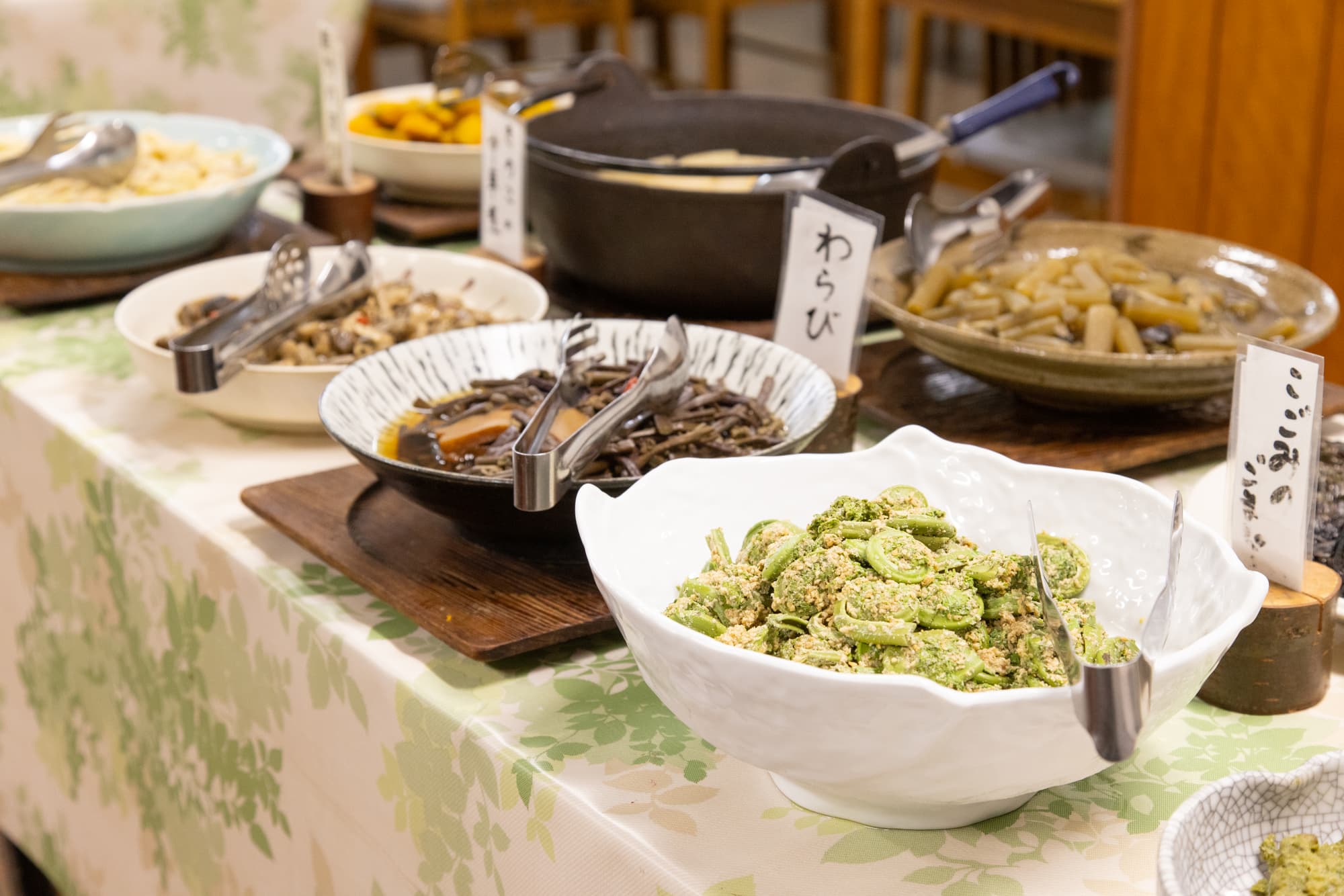 大皿に盛られたバイキングの料理