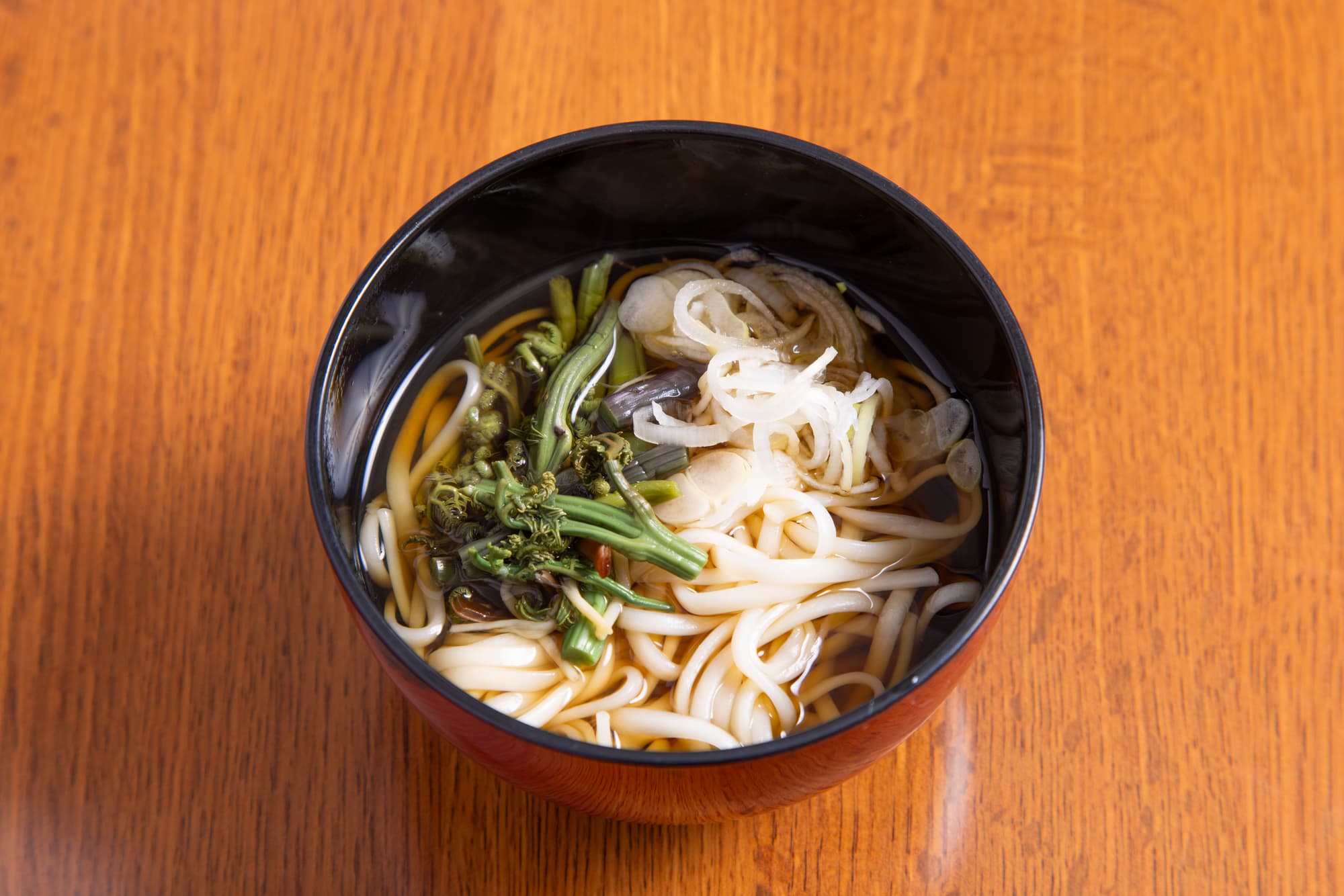 山菜をのせた麺