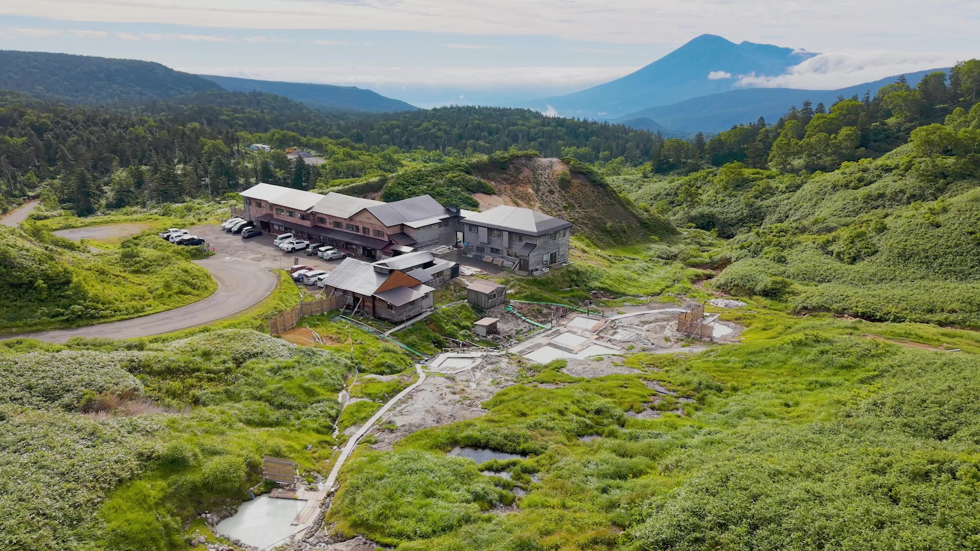 標高1,400mに建つ藤七温泉 彩雲荘と岩手山の空撮
