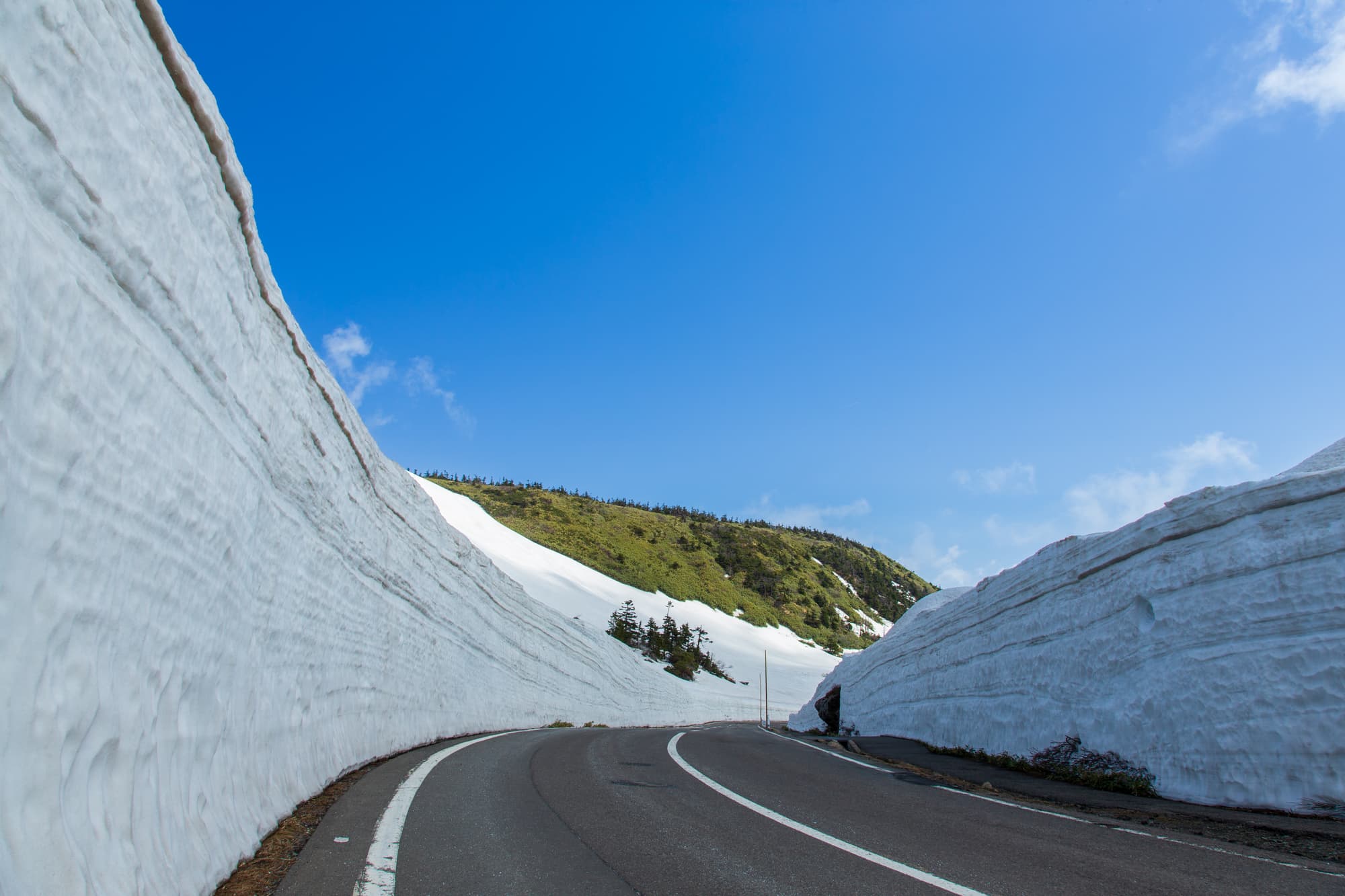 雪の回廊が続く八幡平アスピーテライン