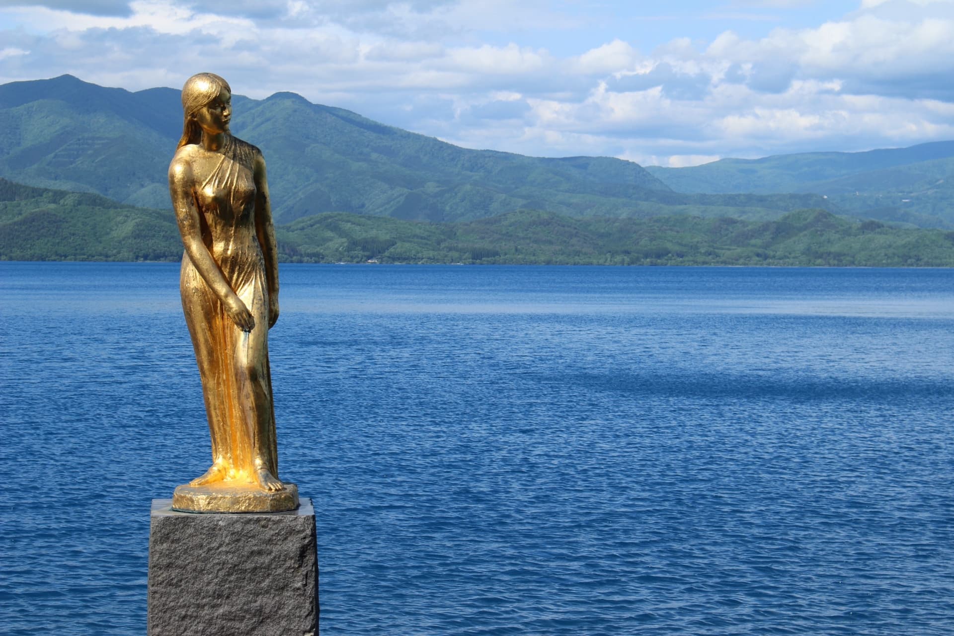 田沢湖のほとりに立つたつこ像